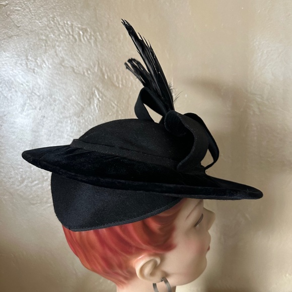 ORNATE 1940s\' BLACK FELT/VELVET FEDORA WITH FELT STRIPS + BLACK FEATHER \